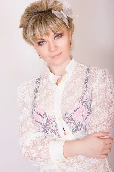 Porträt einer schönen jungen blonden Frau in sexy Spitzenbluse. — Stockfoto