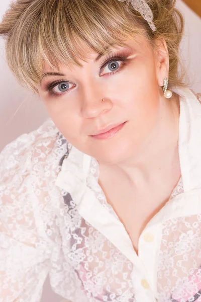 Portret van een mooie jonge blonde vrouw in sexy kant blouse. — Stockfoto