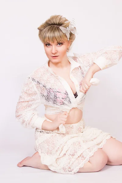 Porträtt av en vacker ung blond kvinna i sexig Spetsblus. — Stockfoto