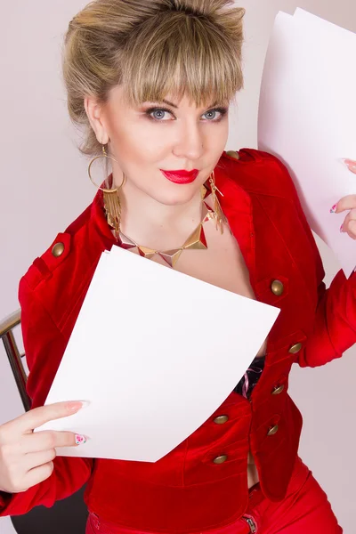 Ritratto di una bella giovane ragazza bionda con i capelli corti in uno stile di business sexy. Una donna vestita con una giacca rossa e pantaloni rossi . — Foto Stock