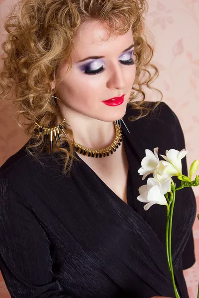 Portrét krásné mladé blondýny v retro stylu. Dívka oblečená v černém obleku, ukazuje emoce — Stock fotografie
