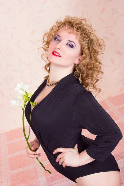 Portret van een mooie jonge blonde vrouw in een retro stijl. Meisje gekleed in een zwart bodysuit, toont emotie — Stockfoto