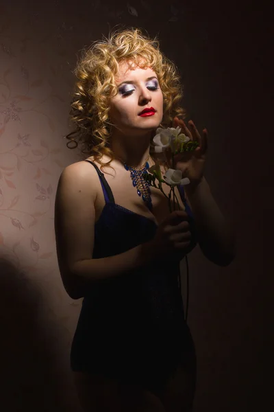 Retrato de una hermosa joven rubia con el pelo rizado en lencería posando en las sombras —  Fotos de Stock