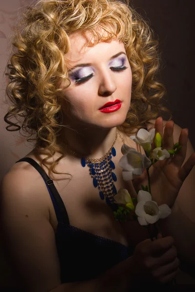 Retrato de uma bela jovem loira com cabelo encaracolado em lingerie posando nas sombras — Fotografia de Stock