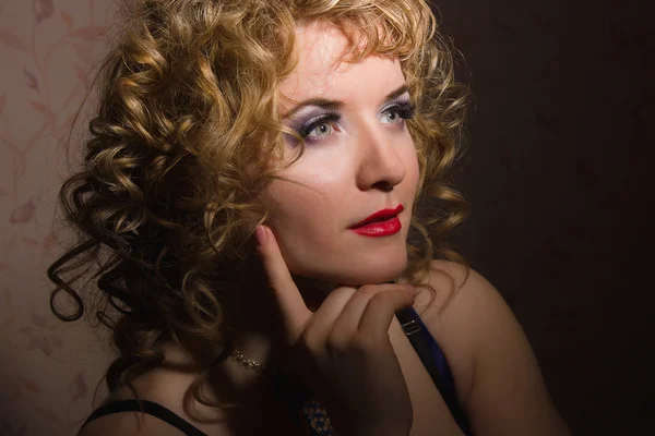 Göndör haja fehérnemű pózol az árnyékban egy gyönyörű fiatal szőke nő portréja — Zdjęcie stockowe