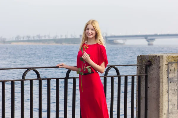 Retrato de mujer rubia en maxi vestido rojo al aire libre — Foto de Stock