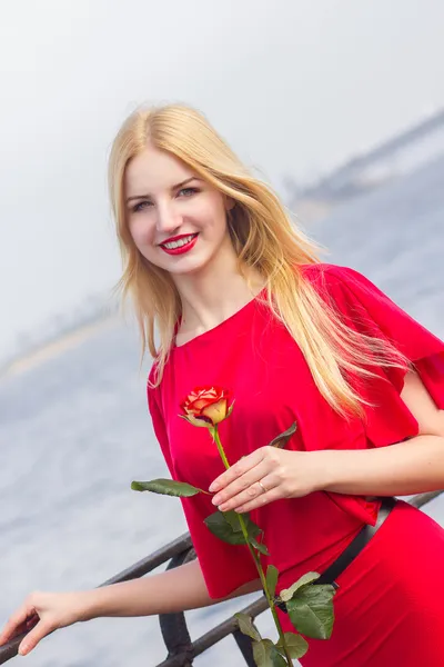 Retrato de mujer rubia en maxi vestido rojo al aire libre —  Fotos de Stock