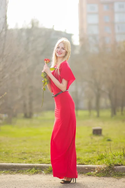 Ritratto di donna bionda in maxi abito rosso all'aperto — Foto Stock