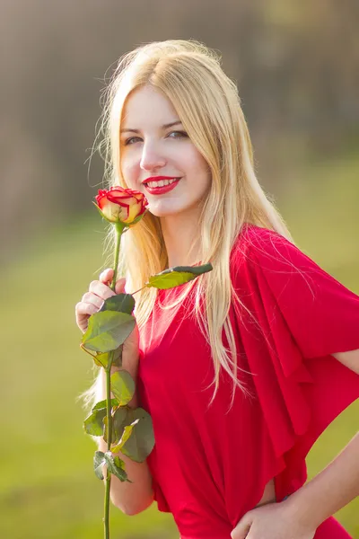 Portrét blondýnka v červené maxi šaty venkovní — Stock fotografie