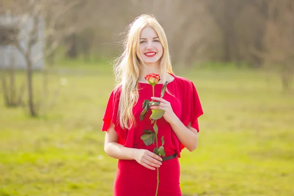 Portret blond kobieta w czerwonym maxi sukienka odkryty — Zdjęcie stockowe