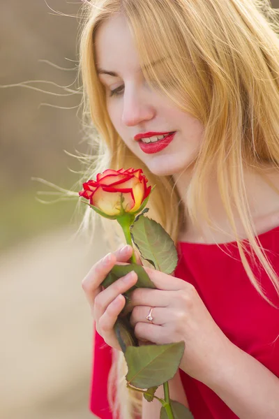 Portret blond kobieta w czerwonym maxi sukienka odkryty — Zdjęcie stockowe