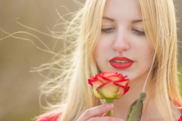 Retrato de mujer rubia en maxi vestido rojo al aire libre —  Fotos de Stock