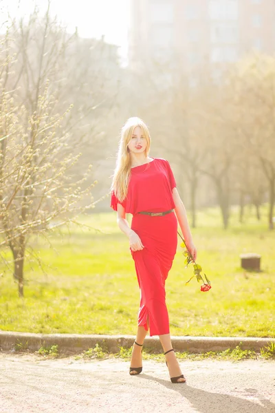 赤いマキシで金髪の女性の肖像画の屋外ドレスします。 — ストック写真