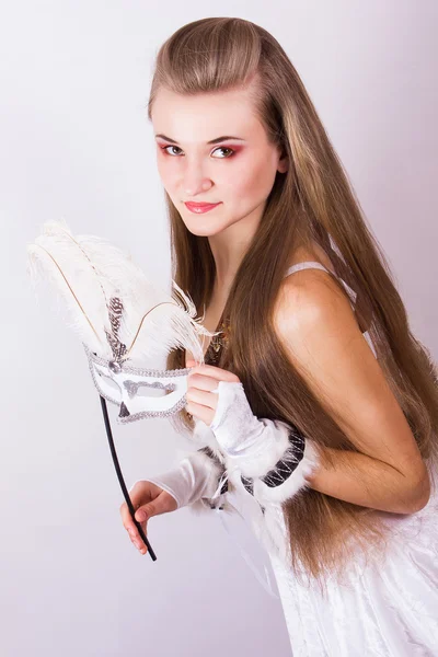 Retrato de una hermosa joven con el pelo largo en un estudio. Chica vestida con traje de carnaval en aves de Halloween — Foto de Stock