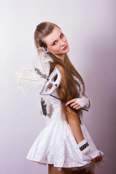 Retrato de uma bela jovem com cabelo comprido em um estúdio. Menina vestida em traje de carnaval em pássaros de Halloween — Fotografia de Stock