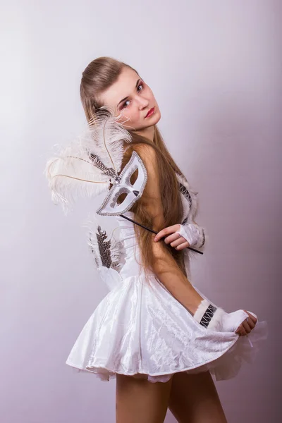 Portret van een mooie jonge vrouw met lange haren in een studio. meisje gekleed in Carnaval kostuum op halloween vogels — Stockfoto