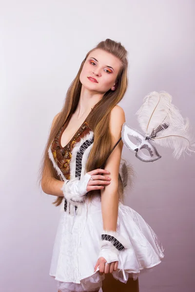 Portret van een mooie jonge vrouw met lange haren in een studio. meisje gekleed in Carnaval kostuum op halloween vogels — Stockfoto