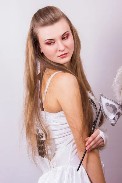 Ritratto di una bella giovane donna con i capelli lunghi in uno studio. Ragazza vestita in costume di carnevale sugli uccelli di Halloween — Foto Stock