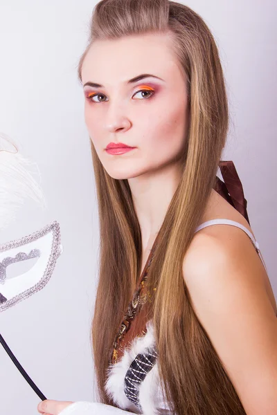 スタジオでの長い髪と美しい若い女性の肖像画。ハロウィーン鳥のカーニバルの衣装に身を包んだ女の子 — ストック写真