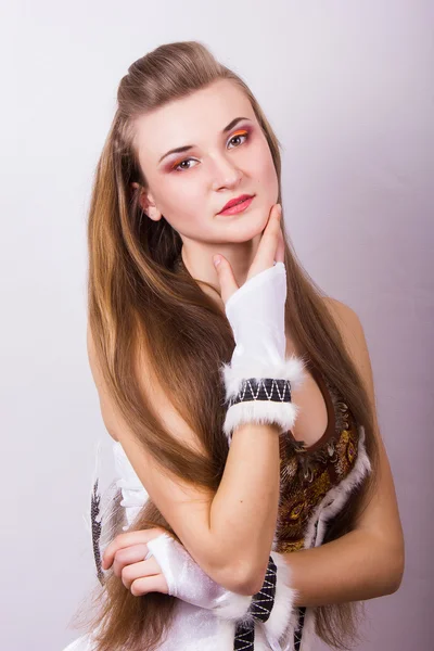 Portret van een mooie jonge vrouw met lange haren in een studio meisje gekleed in Carnaval kostuum op halloween vogels — Stockfoto