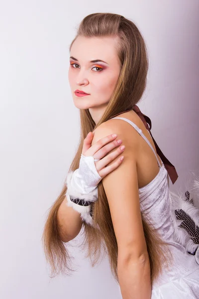 Портрет красивой молодой женщины с длинными волосами в студии Девушка в карнавальном костюме на Хэллоуин птиц — стоковое фото