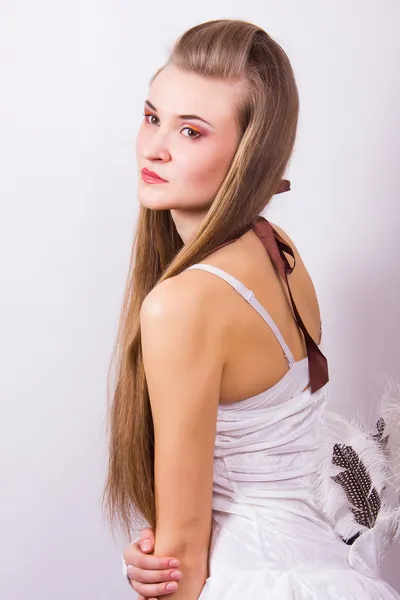 Retrato de una hermosa joven con el pelo largo en un estudio Chica vestida con traje de carnaval en aves de Halloween —  Fotos de Stock
