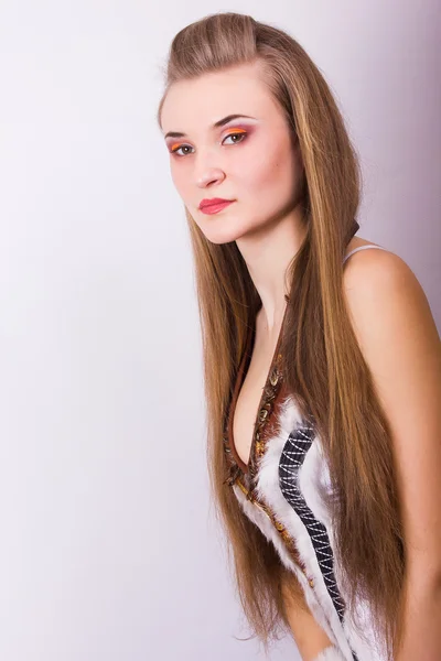 Portret van een mooie jonge vrouw met lange haren in een studio meisje gekleed in Carnaval kostuum op halloween vogels — Stockfoto