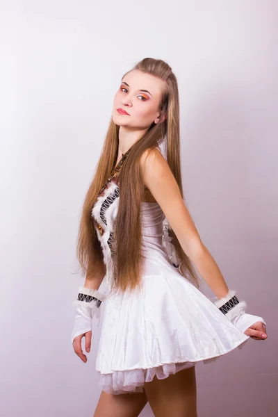 Retrato de una hermosa joven con el pelo largo en un estudio Chica vestida con traje de carnaval en aves de Halloween —  Fotos de Stock