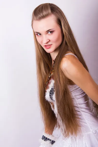 스튜디오 소녀 카니발 의상 할로윈 새 옷을 입고 긴 머리를 가진 아름 다운 젊은 여자의 초상화 — 스톡 사진
