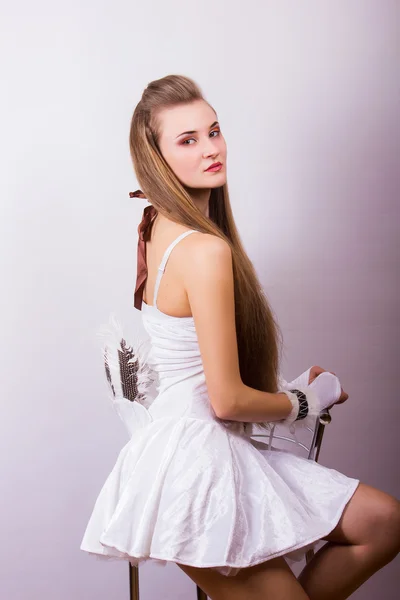 Ritratto di una bella giovane donna con i capelli lunghi in uno studio Ragazza vestita in costume di carnevale sugli uccelli di Halloween — Foto Stock