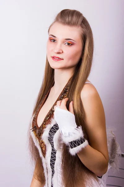 Portret van een mooie jonge vrouw met lange haren in een studio meisje gekleed in Carnaval kostuum op halloween vogels — Stockfoto