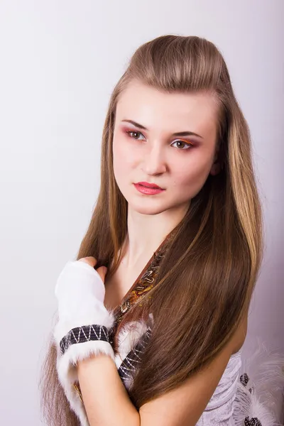 ハロウィーン鳥のカーニバルの衣装に身を包んだスタジオ女の子の長い髪と美しい若い女性の肖像画 — ストック写真
