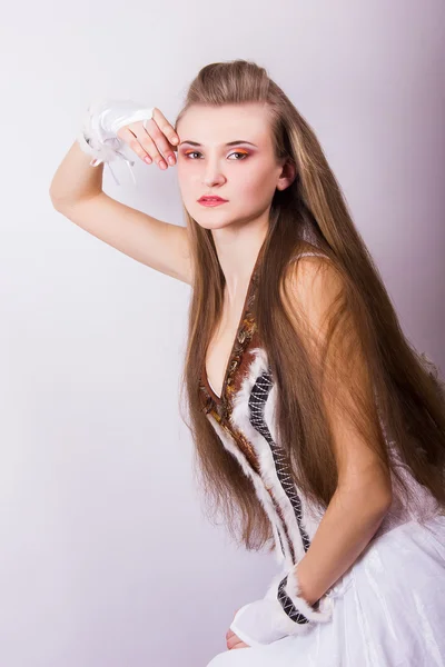 Portret van een mooie jonge vrouw met lange haren in een studio meisje gekleed in Carnaval kostuum op halloween vogels — Stockfoto