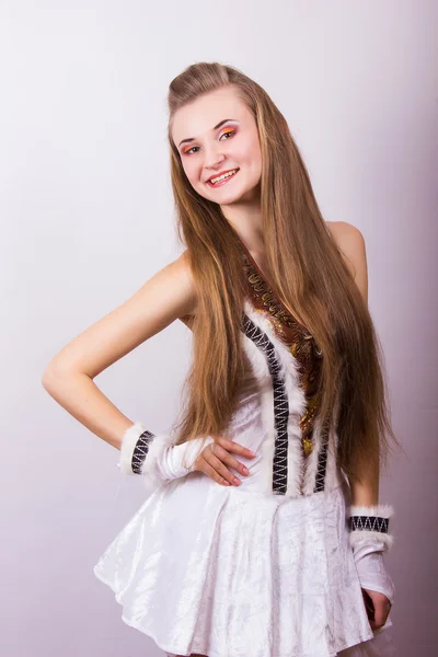 Retrato de una hermosa joven con el pelo largo en un estudio Chica vestida con traje de carnaval en aves de Halloween — Foto de Stock