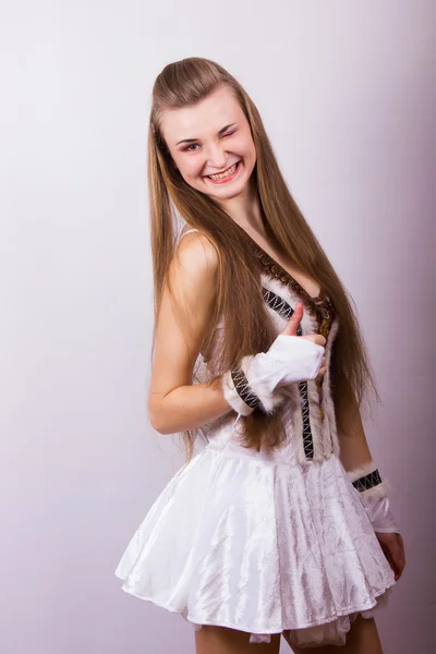 스튜디오 소녀 카니발 의상 할로윈 새 옷을 입고 긴 머리를 가진 아름 다운 젊은 여자의 초상화 — 스톡 사진