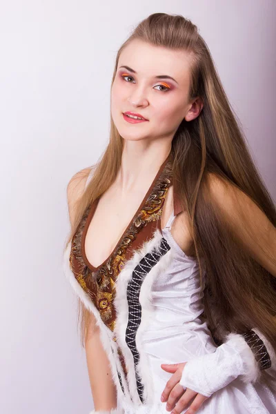 Retrato de una hermosa joven con el pelo largo en un estudio Chica vestida con traje de carnaval en aves de Halloween — Foto de Stock