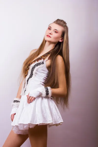 Retrato de uma bela jovem com cabelos longos em um estúdio Menina vestida com traje de carnaval em pássaros de Halloween — Fotografia de Stock