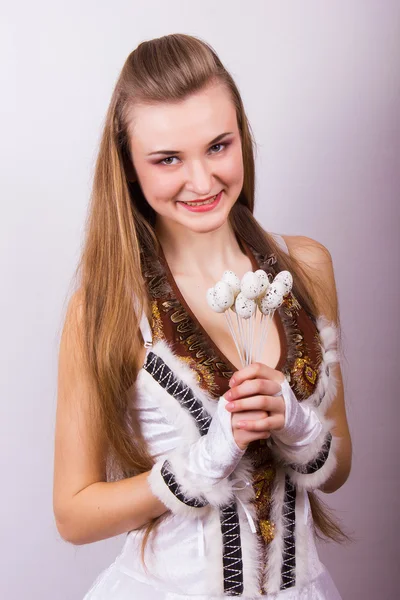 Retrato de una hermosa joven morena de pelo largo. Chica vestida con traje posando con pájaros y huevos de codorniz . — Foto de Stock