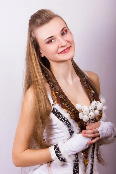 Portrait of beautiful young brown-haired woman with long hair. Girl dressed in costume posing with birds and quail eggs. — Stock Photo, Image