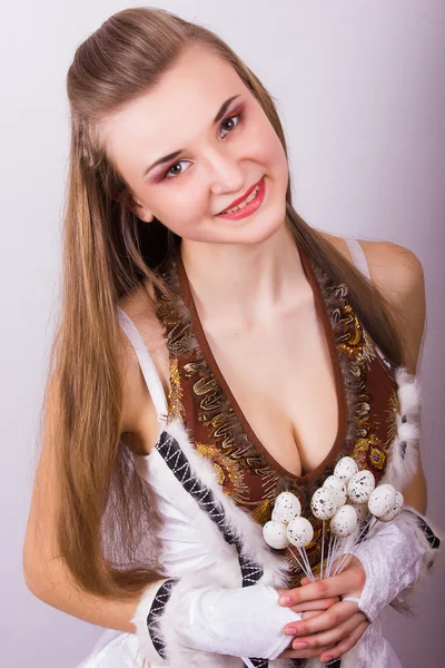 Retrato de una hermosa joven morena de pelo largo. Chica vestida con traje posando con pájaros y huevos de codorniz . —  Fotos de Stock