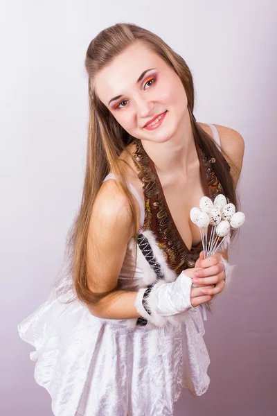 Retrato de una hermosa joven morena de pelo largo. Chica vestida con traje posando con pájaros y huevos de codorniz . — Foto de Stock