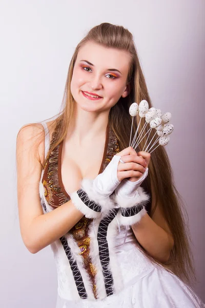 Portrait of beautiful young brown-haired woman with long hair. Girl dressed in costume posing with birds and quail eggs. — Stock Photo, Image