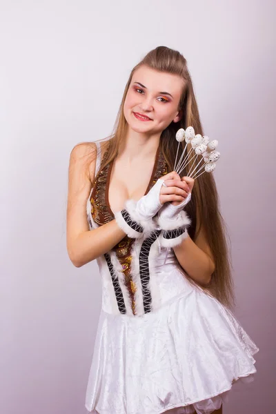 Portrait of beautiful young brown-haired woman with long hair. Girl dressed in costume posing with birds and quail eggs. — Stock Photo, Image