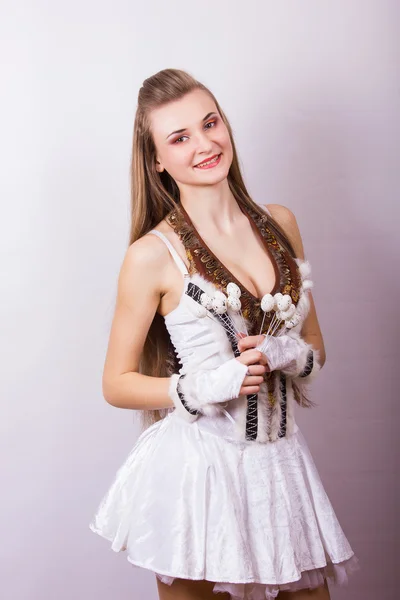 Portrait of beautiful young brown-haired woman with long hair. Girl dressed in costume posing with birds and quail eggs. — Stock Photo, Image