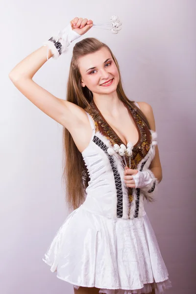 Portrait of beautiful young brown-haired woman with long hair. Girl dressed in costume posing with birds and quail eggs. — Stock Photo, Image