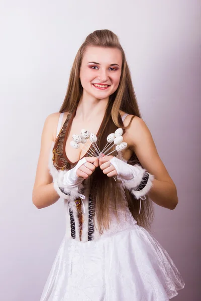 Portrait of beautiful young brown-haired woman with long hair. Girl dressed in costume posing with birds and quail eggs. — Stock Photo, Image