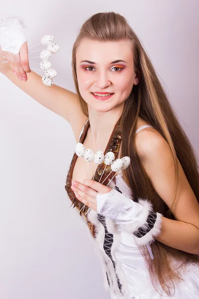 Portrait of beautiful young brown-haired woman with long hair. Girl dressed in costume posing with birds and quail eggs. — Stock Photo, Image