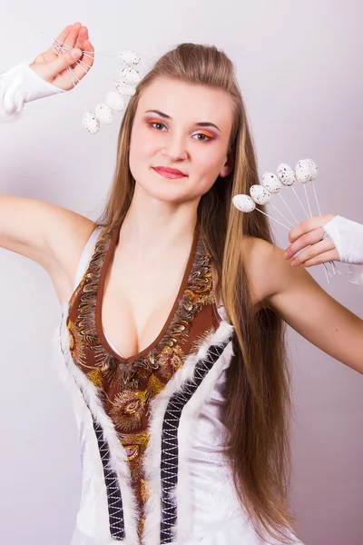 Portrait of beautiful young brown-haired woman with long hair. Girl dressed in costume posing with birds and quail eggs. — Stock Photo, Image