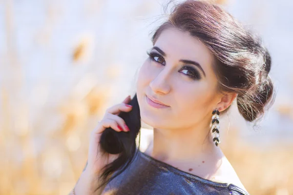 Young pretty brunette woman posing outdoor in summer meadow. Sensual girl posing in park — Stock Photo, Image