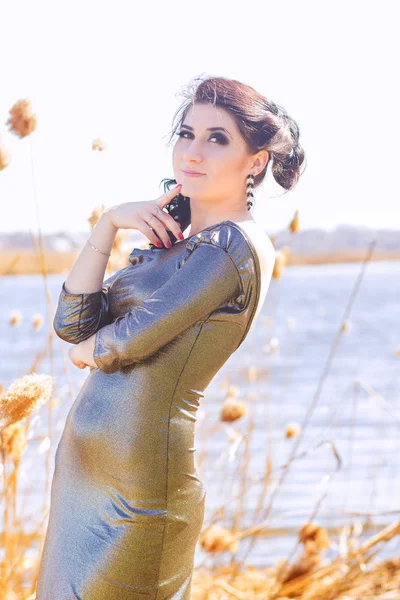 Young pretty brunette woman posing outdoor in summer meadow. Sensual girl posing in park — Stock Photo, Image